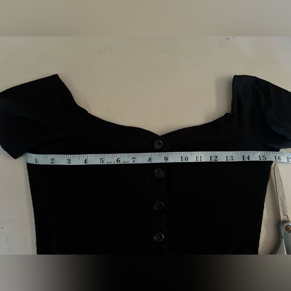 FASHION NOVA Black Cropped Short Sleeve Top Blouse Woman X-Small Juniors Petite - Picture 6 of 7